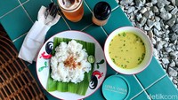 Beragam makanan dan minuman yang bisa kamu cicipi di sini, salah satuny empal gentong ini.