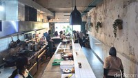 Kafe sekaligus restoran ini terdiri dari tiga lantai. Lantai pertama, di pintu masuk kamu bisa melihat open kitchen yang disebut dapur Oma. Di area ini kamu bisa makan, sembari melihat proses para kru memasak hingga menyiapakan makanan kamu.