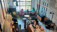 Di lantai dua ada bar yang menyediakan beragam minuman. Ini adalah area coffee shop dengan beragam menu kopi dan non kopi.