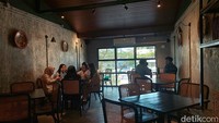 Teruntuk jam operasional Kafe Uma Oma, Senin-Jumat mulai pukul 10.00 WIB-22.00 WIB. Adapun, saat weekend buka mulai 09.00 WIB-22.00 WIB. Teruntuk harga makanan di sini mulai dari Rp 20 ribuan, dan minuman mulai dari Rp 10 ribuan.