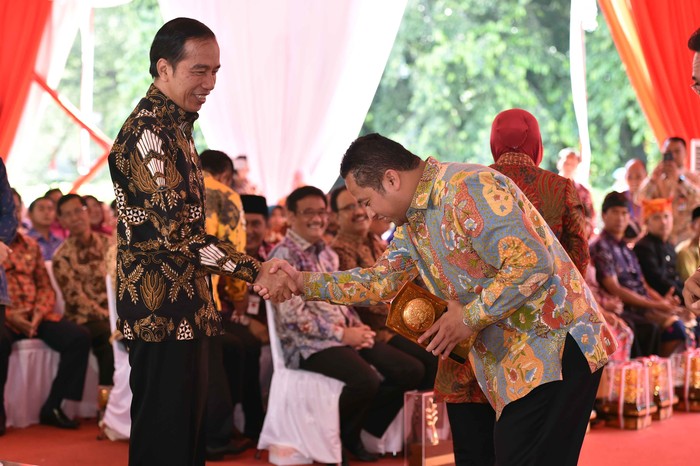 Wali Kota Tangerang Arief R. Wismansyah selama 10 tahun memimpin Kota Tangerang menorehkan berbagai capaian penghargaan yang diterima dari Presiden Republik Indonesia (RI), di tingkat nasional, hingga internasional.