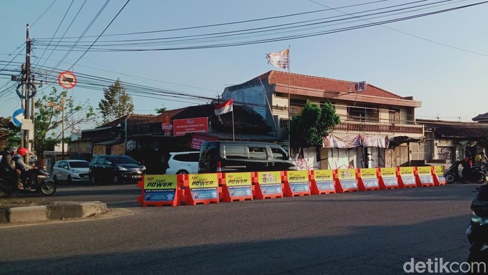 Water barrier dipasang di simpang empat Kepoh, Kecamatan Delanggu, Klaten, Sabtu (23/12/2024)