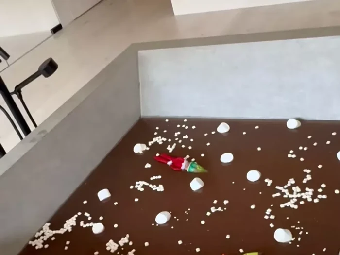 Wow! Kim Kardashian Isi Bathtub Pakai Cokelat Panas