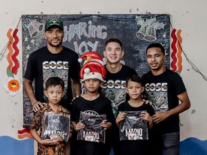 Kebahagiaan PSS Sleman Rayakan Natal Bareng Murid-murid SD