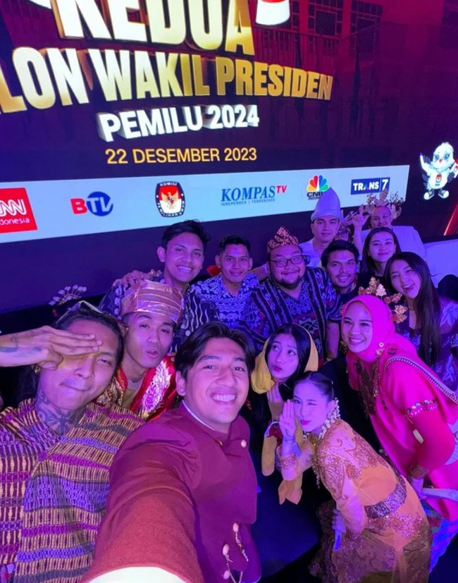 Bintang film ‘Virgo and the Sparklings’ ini tampil total dengan busana nasional berupa kebaya kuning yang dipadu kain batik. Foto: Instagram/@yudistardhana @harrisvriza