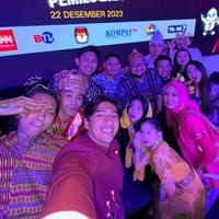 Bintang film ‘Virgo and the Sparklings’ ini tampil total dengan busana nasional berupa kebaya kuning yang dipadu kain batik. Foto: Instagram/@yudistardhana @harrisvriza