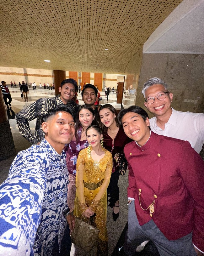 Zara duduk di barisan Ganjar Pranowo dan Mahfud MD. Dia menyempatkan foto bersama pesohor lainnya seperti Thariq Halilintar dan Aaliyah Massaid. Foto: Instagram/@yudistardhana @harrisvriza