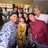 Zara duduk di barisan Ganjar Pranowo dan Mahfud MD. Dia menyempatkan foto bersama pesohor lainnya seperti Thariq Halilintar dan Aaliyah Massaid. Foto: Instagram/@yudistardhana @harrisvriza