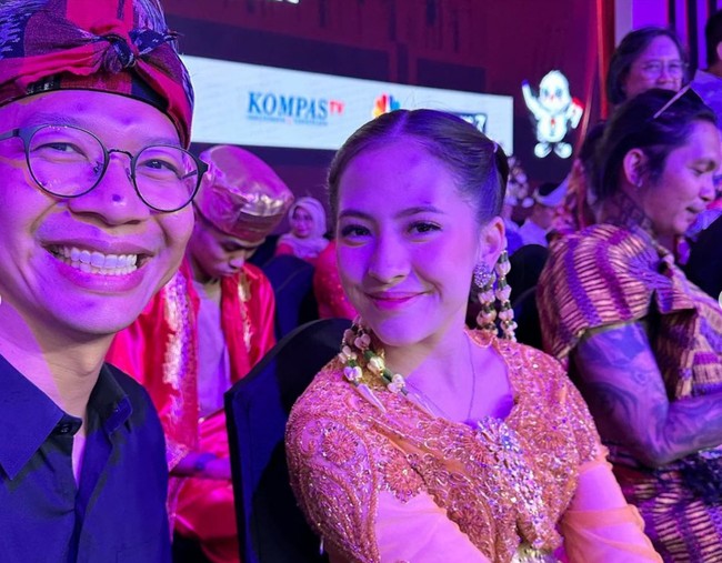 Zara tampak menata rambutnya dengan sanggul modern. Aktris berusia 20 tahun ini memakai hiasan ronce melati yang semakin menonjolkan keanggunan wanita Indonesia.Foto: Instagram/@yudistardhana @harrisvriza