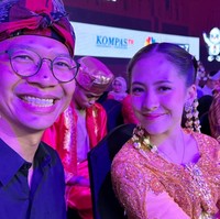 Zara tampak menata rambutnya dengan sanggul modern. Aktris berusia 20 tahun ini memakai hiasan ronce melati yang semakin menonjolkan keanggunan wanita Indonesia.Foto: Instagram/@yudistardhana @harrisvriza
