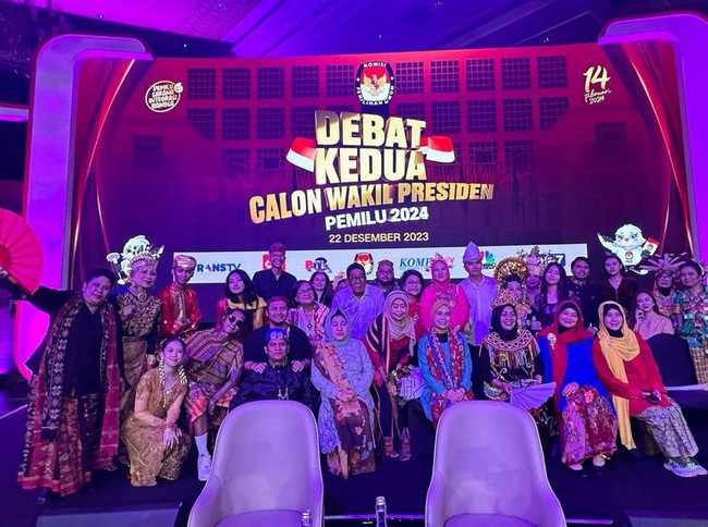 Adhisty Zara merupakan salah satu selebriti yang diundang untuk menonton debat kedua, menghadirkan tiga cawapres yakni Muhaimin Iskandar, Gibran Rakabuming Raka dan Mahfud MD.  Foto: Instagram/@yudistardhana @harrisvriza