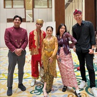Ikat pinggang dari bahan kuningan mengaksentuasi busananya. Mantan personil JKT48 ini melengkapi penampilannya dengan tote bag dan strap heels bernuansa emas. Foto: Instagram/@yudistardhana @harrisvriza