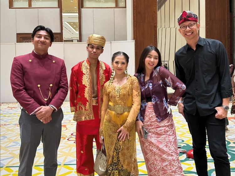 5 Gaya Adhisty Zara Nonton Debat Cawapres Pakai Kebaya, Ayu Tenan
