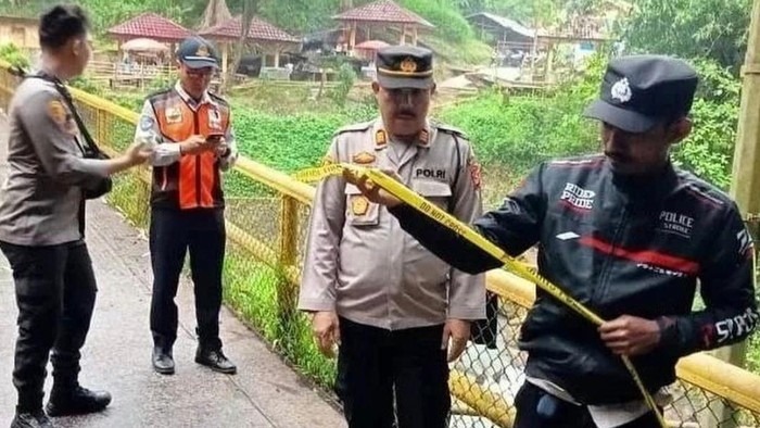 Akses Jembatan Air Terjun Bedegung ditutup.