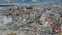 Gempa dahsyat yang menimpa Turki diketahui menjadi yang terbesar sejak 100 tahun terakhir yakni 1939. Presiden Turki Recep Tayyip Erdogan menyampaikan negaranya berada di status darurat khususnya 10 provinsi paling terdampak. Anadolu Agency via Getty Images