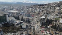 Dampak gempa bahkan meluluh lantakan infrastruktur, mulai dari ribuan gedung, rumah hingga jalan retak. Fitch sebuah lembaga pemeringkat melaporkan bahwa gempa yang menimpa Turki dan Suriah diprediksi menimbulkan kerugian ekonomi sebesar US$4 miliar atau setara Rp 60,4 triliun. REUTERS/STRINGER