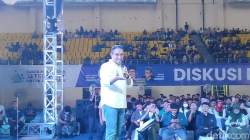 Capres Anies Baswedan saat hadir di acara diskusi mahasiswa, Gor Jatidiri, Semarang, Minggu (24/12/2023).