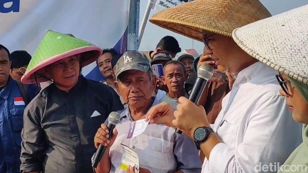 Calon presiden Anis Baswedan, berkunjung ke areal persawahan dan bertemu dengan petani di Desa Salakbrojo, Kecamatan Kedungwuni, Kabupaten Pekalongan, Minggu (24/12).