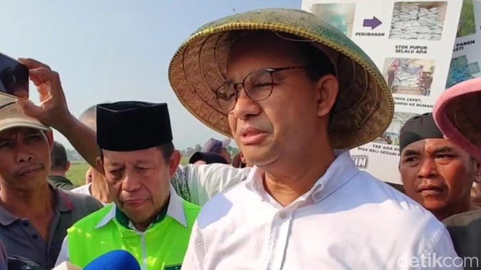 Calon presiden Anis Baswedan, berkunjung ke areal persawahan dan bertemu dengan petani di Desa Salakbrojo, Kecamatan Kedungwuni, Kabupaten Pekalongan, Minggu (24/12).