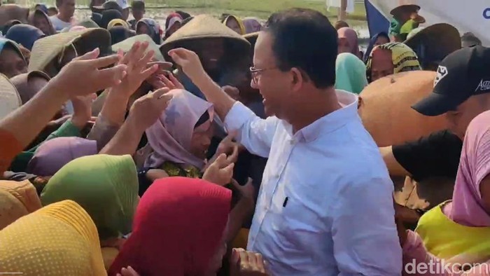 Calon presiden Anis Baswedan, berkunjung ke areal persawahan dan bertemu dengan petani di Desa Salakbrojo, Kecamatan Kedungwuni, Kabupaten Pekalongan, Minggu (24/12).