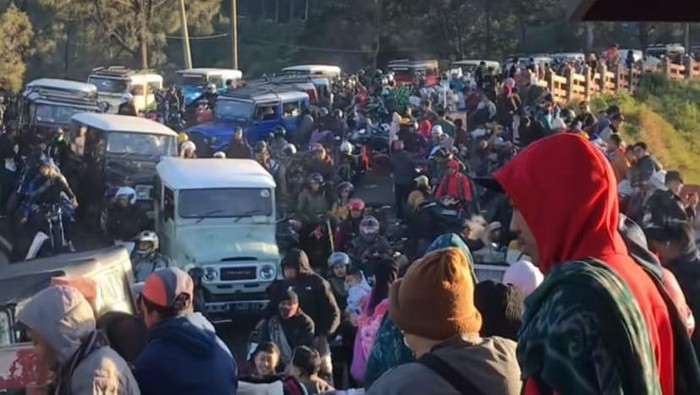 Bromo macet saat libur Nataru 2023.