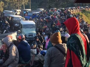 Bromo Menghijau Kembali, Wisatawan Membanjiri di Nataru Hingga Macet