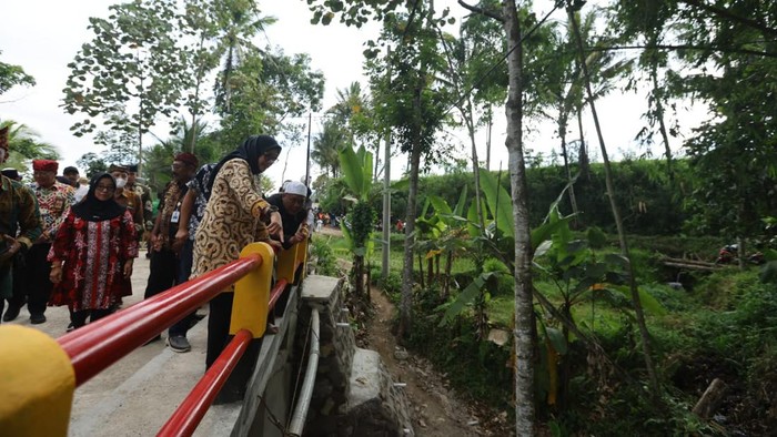 Bupati Banyuwangi Ipuk meninjau jembatan telah tuntas pembangunannya