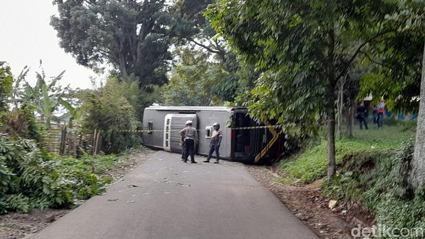 Bus terguling di Sumedang.