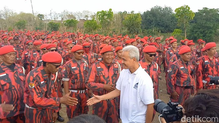 Capres Ganjar Pranowo hadiri apel Satgas PDIP di Taman Sunan Jogo Kali, Kelurahan Pucangsawit, Kecamatan Jebres, Kota Solo, Minggu (24/12/2024).