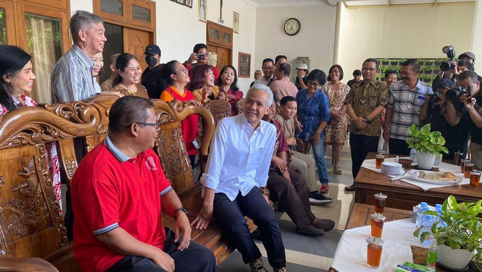 Capres nomor urut 03 Ganjar Pranowo berkunjung ke Gereja Katolik SP Maria Regina Purbowardayan, Surakarta, Jawa Tengah.