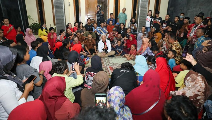 Capres nomor urut 3 Ganjar Pranowo menginap di rumah warga di kawasan Kadipiro, Banjarsari, Surakarta (Solo), Jawa Tengah.