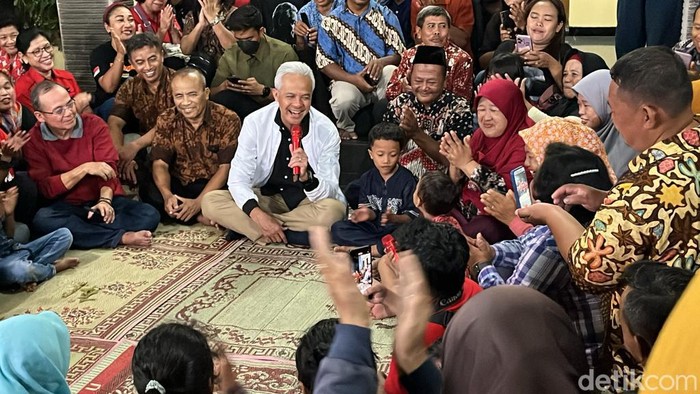 Capres nomor urut 3 Ganjar Pranowo saat berbincang dengan warga di RT 06, RW 14, Kadipiro, Banjarsari, Solo, Sabtu (23/12/2023) malam.