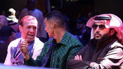 Gaya Cristiano Ronaldo Nonton Tinju, di Sampingnya Ada Conor McGregor