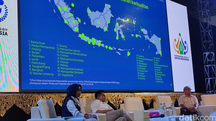Capres Anies Baswedan menunjukkan daftar 40 kota saat menjelaskan terkait pembangunan 40 kota setara Jakarta di Gor Jatidiri, Semarang, Minggu (24/12/2023).