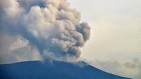 Gunung Marapi mengeluarkan abu vulkanik terlihat di Kota Padang Panjang, Sumatera Barat, Minggu (8/12/2023).