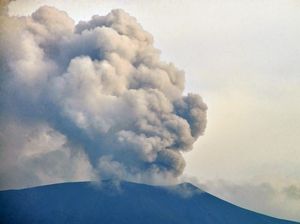 Erupsi Lagi, Gunung Marapi Keluarkan Abu Setinggi 1,5 Kilometer