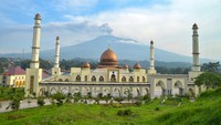 Erupsinya sejumlah gunung berapi di Indonesia dalam waktu yang berdekatan disebabkan posisi negara ini ada di area cincin api. (ANTARA FOTO/Iggoy el Fitra)