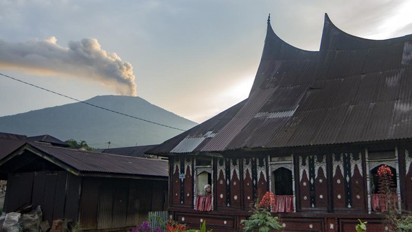 Gunung Marapi Terus Muntahkan Abu Vulkanik