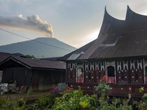 Gunung Marapi Terus Muntahkan Abu Vulkanik