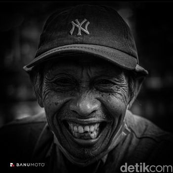 Foto karya fotografer Suryo Banuarum yang memotret kaum marginal sembari bersedekah.