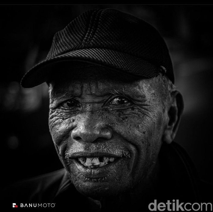 Foto karya fotografer Suryo Banuarum yang memotret kaum marginal sembari bersedekah.