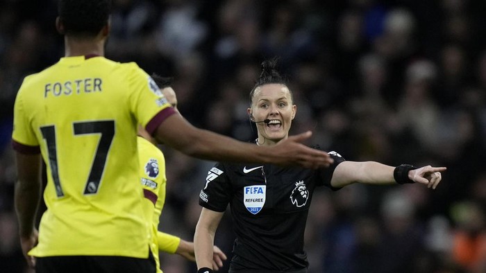 Referee Rebecca Welch gestures to Burnleys Lyle Foster during the English Premier League soccer match between Fulham and Burnley at Craven Cottage stadium in London, Saturday, Dec. 23, 2023. Welch is the first female referee ever to officiate an English Premier League game. (AP Photo/Alastair Grant)