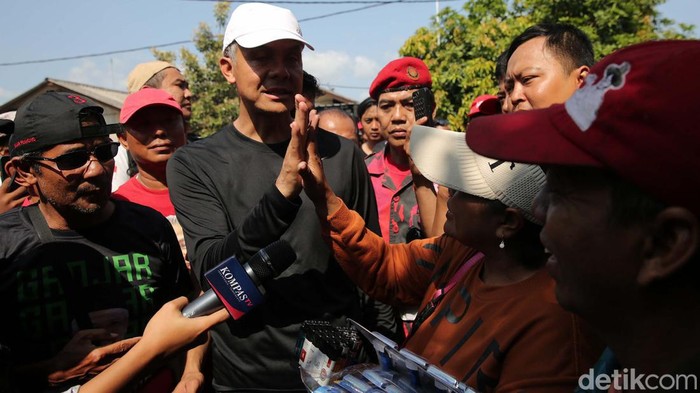 Ganjar Pranowo blusukan ke Pasar Notoharjo, Surakarta, Jawa Tengah. Di tengah-tengah blusukannya, Ganjar 'ditodong' warga bernama Sri Mulyani terkait KTP Sakti.