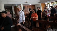 Ganjar selanjutnya berkeliling mengecek kesiapan gereja untuk ibadah Natal.