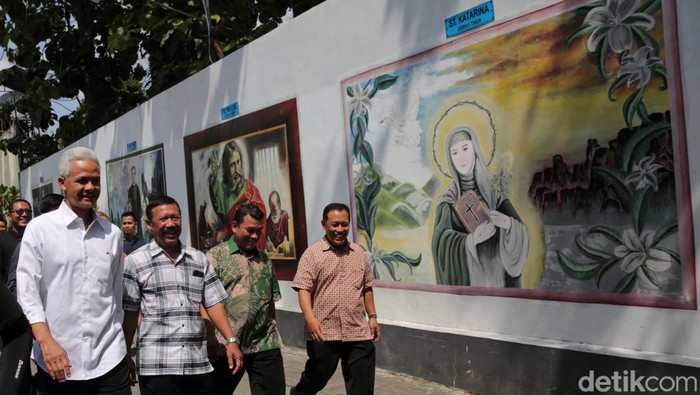 Capres nomor urut 03 Ganjar Pranowo berkunjung ke Gereja Katolik SP Maria Regina Purbowardayan, Surakarta (Solo), Jawa Tengah. Ganjar berbicara kerukunan beragama masyarakat.