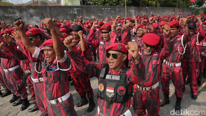Apel Satgas PDIP DPC Kota Surakarta di Taman Sunan Jogo Kali, Pucang Sawit, Surakarta, Jateng, Minggu (24/12). Apel tersebut dipimpin oleh Ganjar Pranowo.