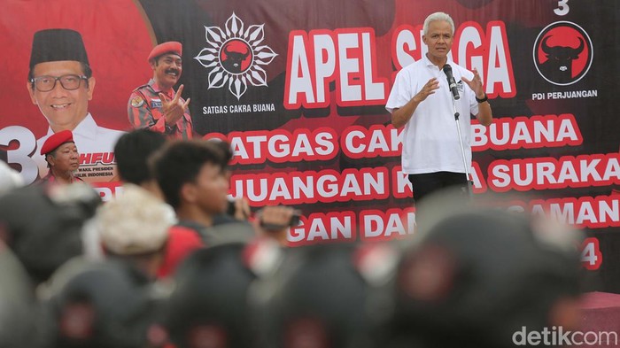 Ganjar Pimpin Apel Satgas PDIP DPC Kota Surakarta Apel Satgas PDIP DPC Kota Surakarta di Taman Sunan Jogo Kali, Pucang Sawit, Surakarta, Jateng, Minggu (24/12). Apel tersebut dipimpin oleh Ganjar Pranowo.