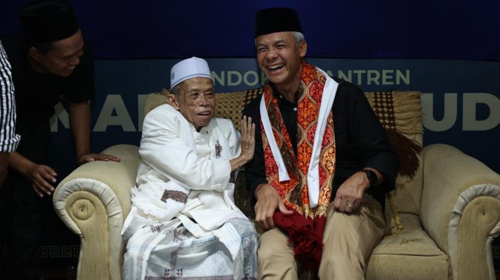 Capres nomor urut 3 Ganjar Pranowo bersilaturahmi ke KH Sarkosi Subki yang merupakan pimpinan Pondok Pesantren Mansyaul Huda Desa Heuleut, Kecamatan Kadipaten, Majalengka, Jawa Barat, Minggu (24/12/2023).