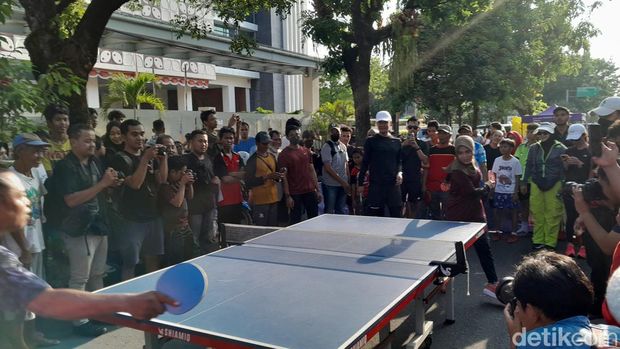 Capres nomor urut 3 Ganjar Pranowo saat berkunjung ke Car Free Day Solo, Minggu (24/12/2023).