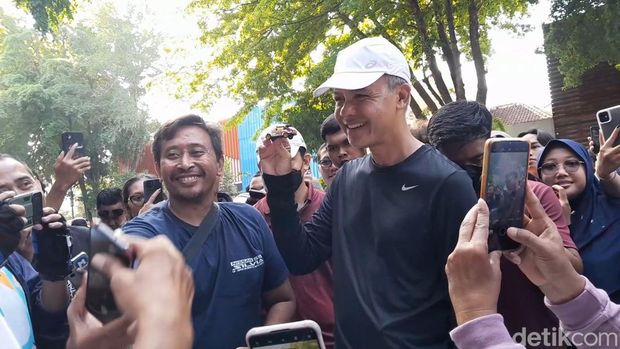 Capres nomor urut 3, Ganjar Pranowo, ajak warga Kota Solo olahraga di CFD, Minggu (24/12/2023).